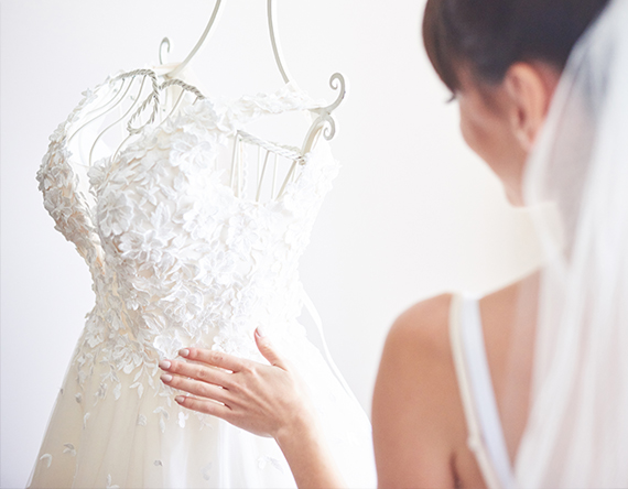 Dettaglio creativo di un abito da sposa in atelier