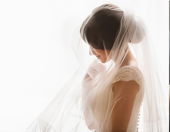 Abito da sposa elegante — proporzioni pulite